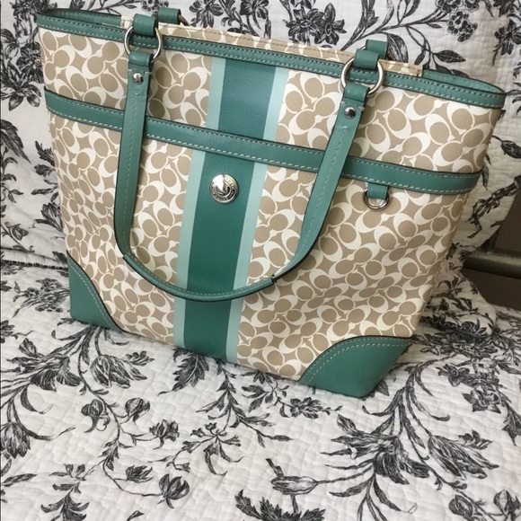 Coach Handbags - Coach shoulder bag 👛 ☀️ 🏝